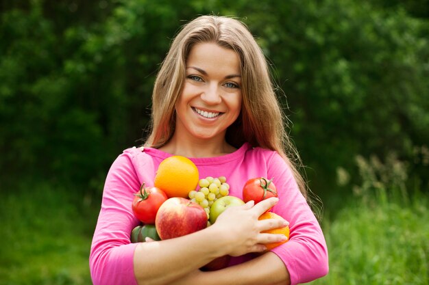 Mujer joven, tenencia, frutas y verduras