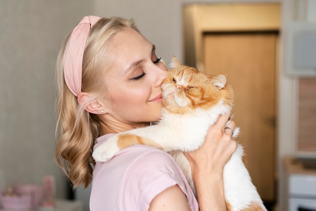 Mujer joven, tenencia, gato, cicatrizarse