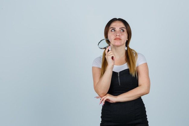 Mujer joven, tenencia, lupa