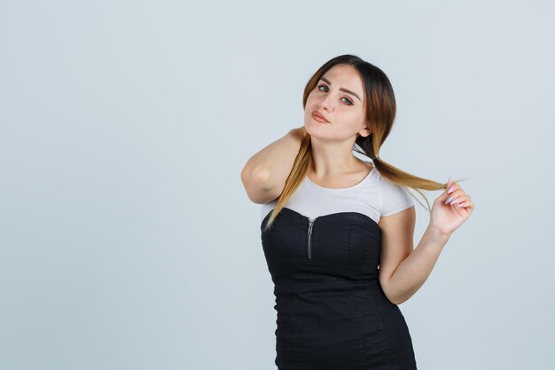 Mujer joven, tenencia, mechones, de, pelo