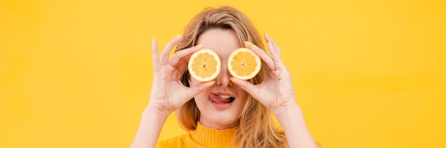 Mujer joven, tenencia, naranja