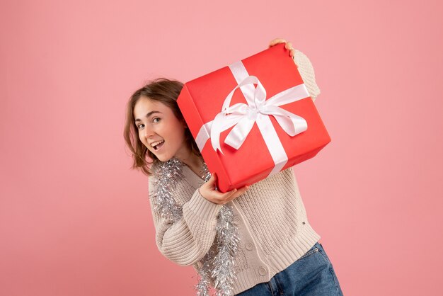 mujer joven, tenencia, navidad, presente, en, rosa