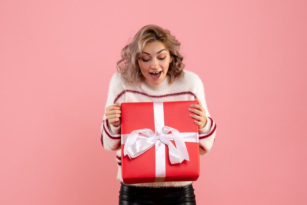 mujer joven, tenencia, navidad, presente, en, rosa