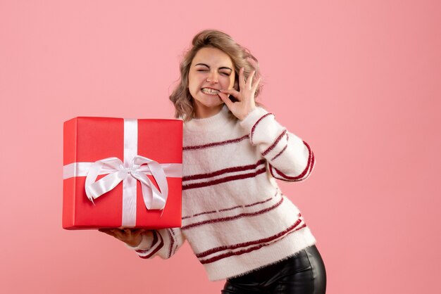 mujer joven, tenencia, navidad, presente, en, rosa