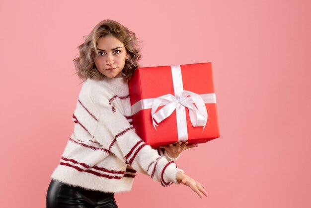 mujer joven, tenencia, navidad, presente, en, rosa