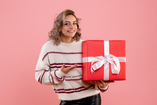 mujer joven, tenencia, navidad, presente, en, rosa