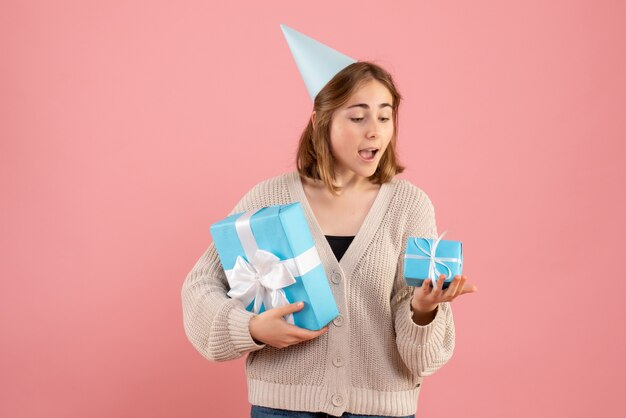 mujer joven, tenencia, regalos de navidad, en, rosa