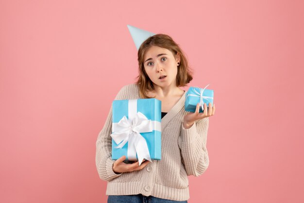 mujer joven, tenencia, regalos de navidad, en, rosa