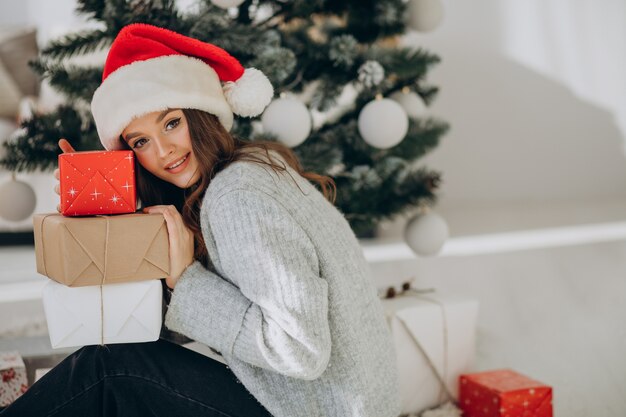 Mujer joven, tenencia, regalos de navidad