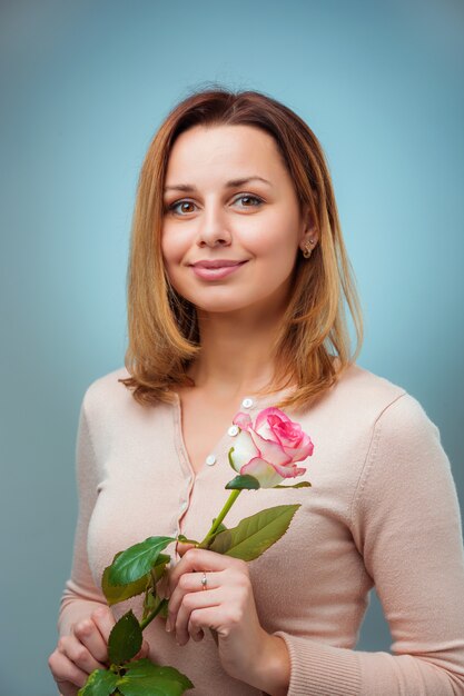 Mujer joven, tenencia, rosa, y, sonriente