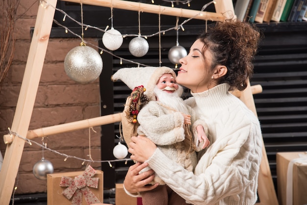 Mujer joven, tenencia, un, santa claus, juguete