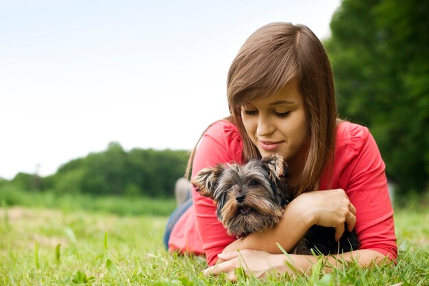 Mujer joven, tenencia, yorkshire terrier
