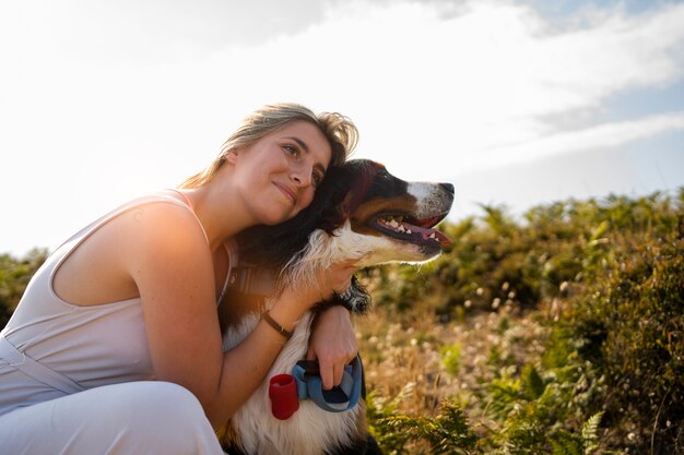 mujer joven, tener diversión, con, perro, en la playa