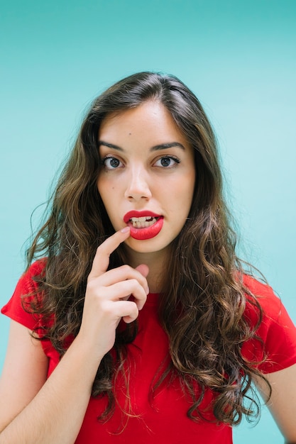 Mujer joven teniendo una idea