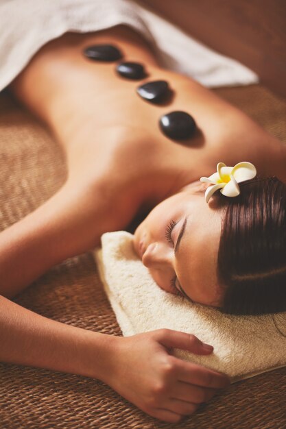 Mujer joven en una terapia de piedras