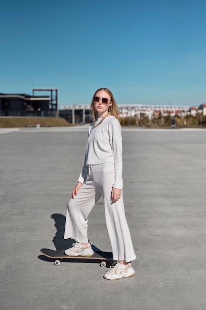 Foto gratuita mujer joven de tiro completo posando al aire libre