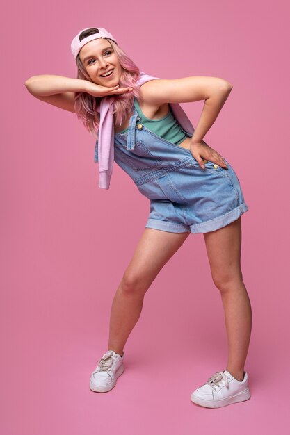 Mujer joven de tiro completo posando en el estudio