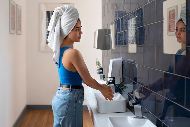 Foto gratuita mujer joven de tiro medio en el albergue