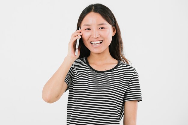 Mujer joven de tiro medio hablando por teléfono