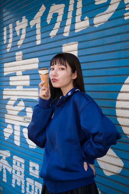 Mujer joven de tiro medio con helado