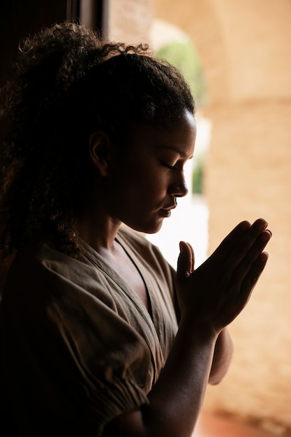 Mujer joven de tiro medio orando
