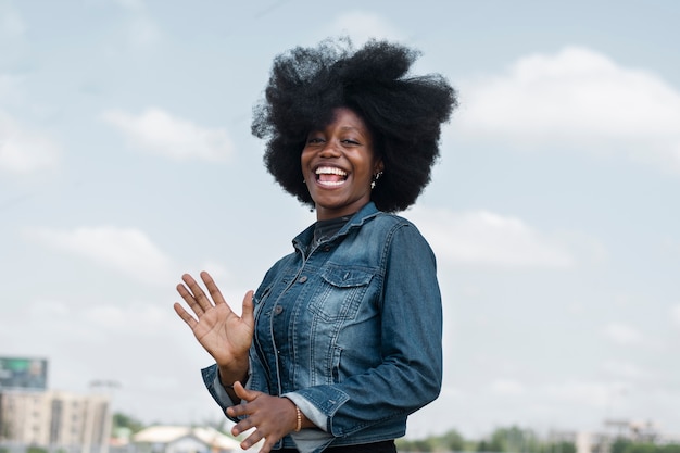 Foto gratuita mujer joven de tiro medio posando en la ciudad