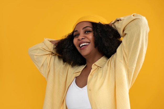 Foto gratuita mujer joven de tiro medio posando en el estudio