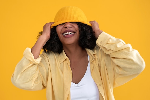 Foto gratuita mujer joven de tiro medio posando en el estudio