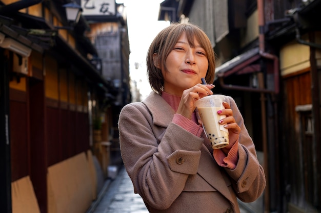 Foto gratuita mujer joven de tiro medio con té de burbujas