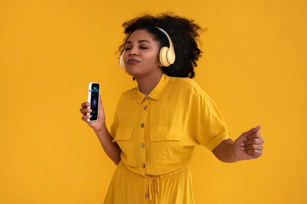 Mujer joven de tiro medio con teléfono inteligente