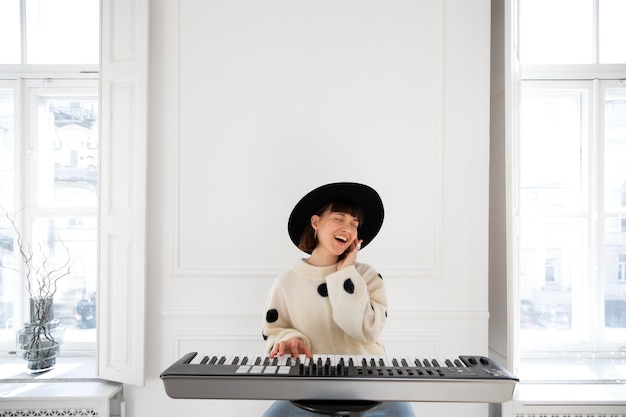 Foto gratuita mujer joven tocando el piano con espacio de copia