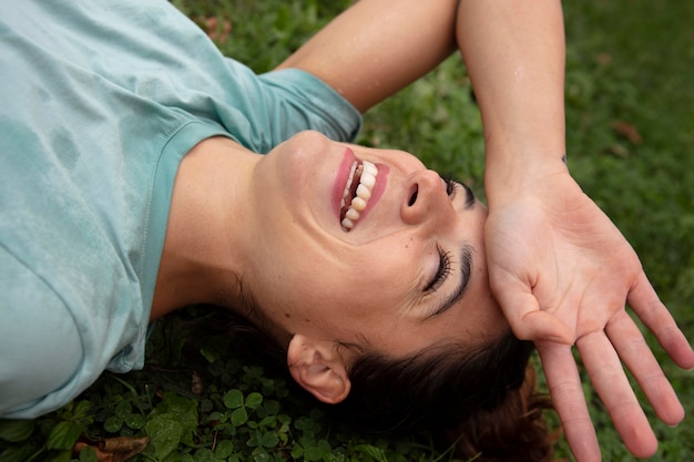 Foto gratuita mujer joven tolerando la ola de calor al aire libre