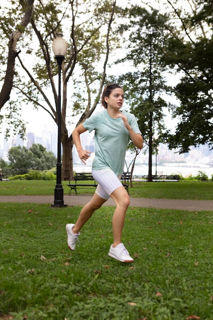 Mujer joven tolerando la ola de calor al aire libre