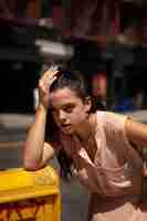 Foto gratuita mujer joven tolerando la ola de calor al aire libre