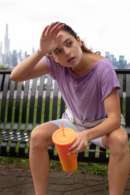 Mujer joven tolerando la ola de calor