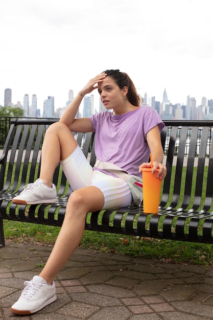 Mujer joven tolerando la ola de calor