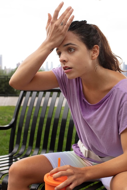 Mujer joven tolerando la ola de calor