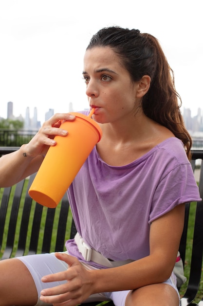 Foto gratuita mujer joven tolerando la ola de calor