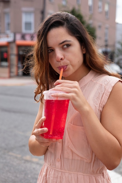 Mujer joven tolerando la ola de calor