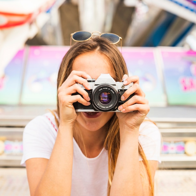 Mujer joven, toma, fotografía, con, cámara