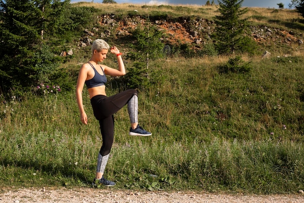 Mujer joven tomando un descanso de correr