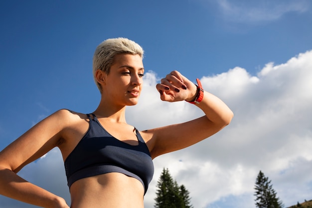 Mujer joven tomando un descanso de correr