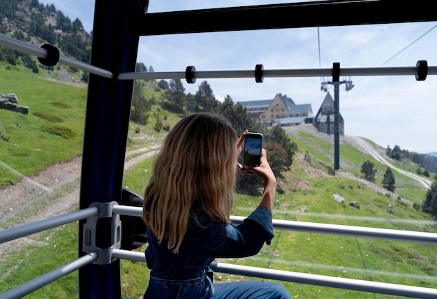 Mujer joven tomando una foto de una hermosa vista