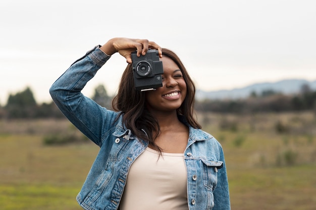 Mujer joven tomando fotos mientras sale a la ciudad