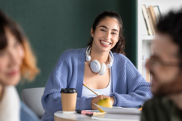 Mujer joven tomando notas durante la sesión de estudio