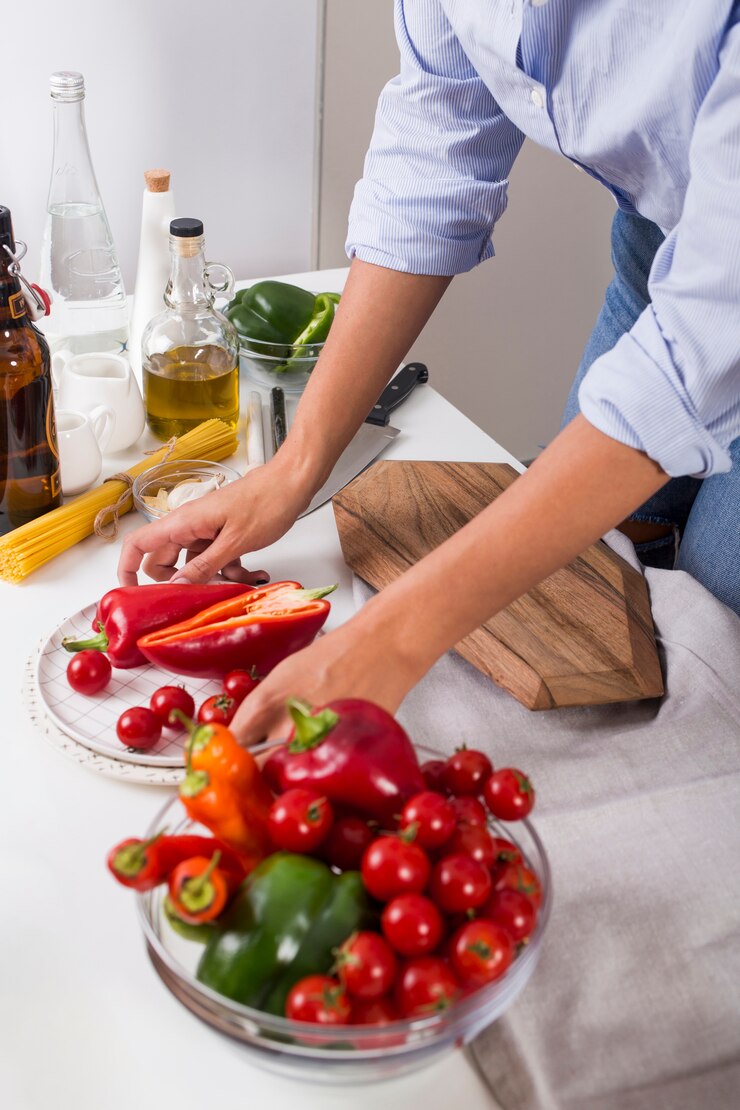 Foto gratuito mujer joven tomando el plato de pimiento rojo y tomates cherry