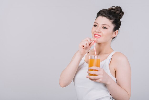 Mujer joven tomando un plato saludable