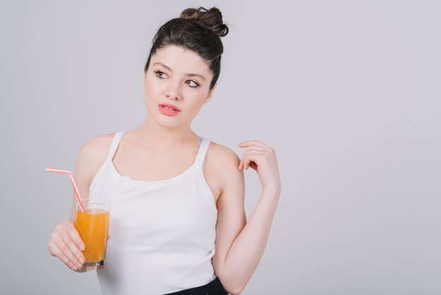 Mujer joven tomando un plato saludable