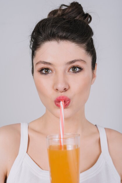 Mujer joven tomando un plato saludable