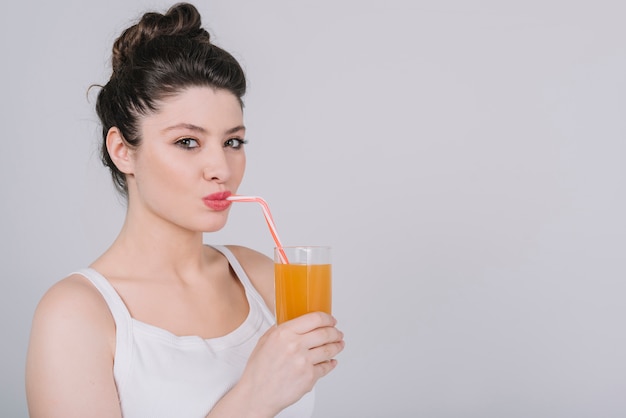 Mujer joven tomando un plato saludable